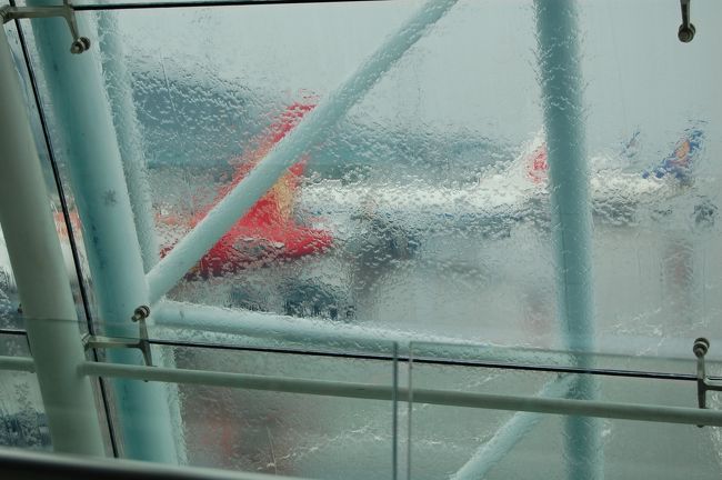 激しい雷雨のため、出発遅延。