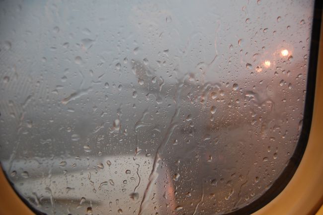 さらに搭乗後、再び激しい雨で離陸待機、結局４時間ほど遅れて飛び立ちました。