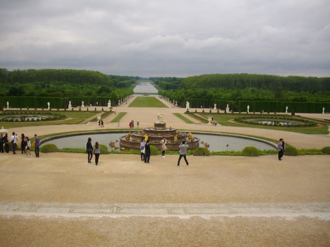 ヴェルサイユ宮殿を出て、庭園を散策しながらグラントリアノンへ行きます。<br />見て下さい！この広大な庭園。<br />庭園もとても素晴らしいです。