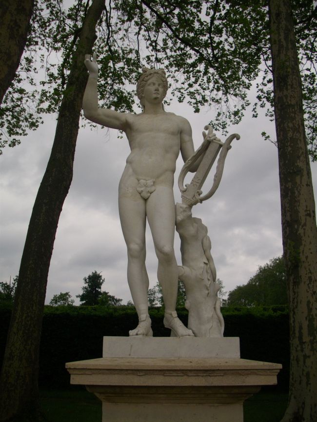 庭園にも像がいっぱいです。<br />大事な所は、ちゃんと葉っぱで隠されてますぅ^^