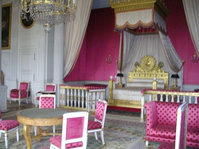 マリー・ルイーズの寝室<br /><br />女性らしい色合いの調度品は、とても素敵ですね。