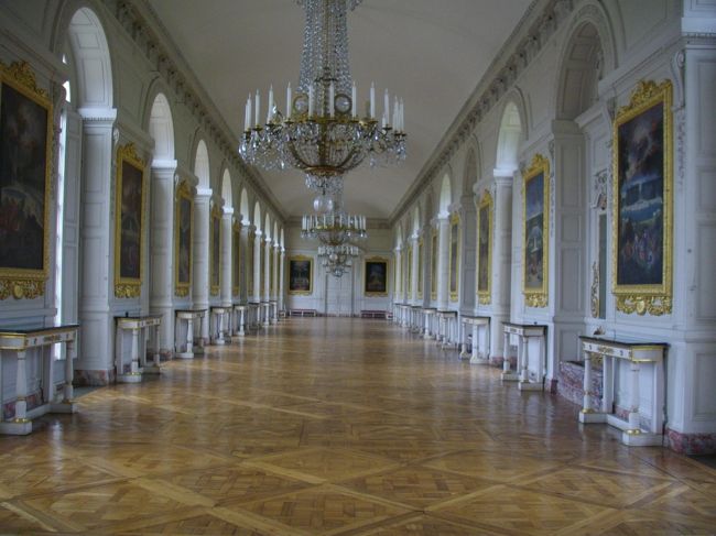 この大広間では、何が行われていたのでしょうか。