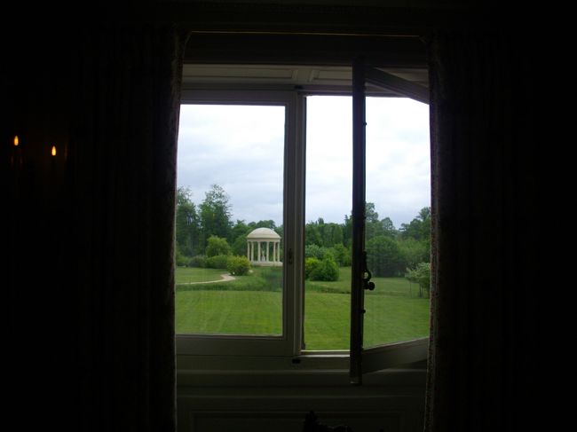 トリアノンの一室から見える『愛の宮殿』です。