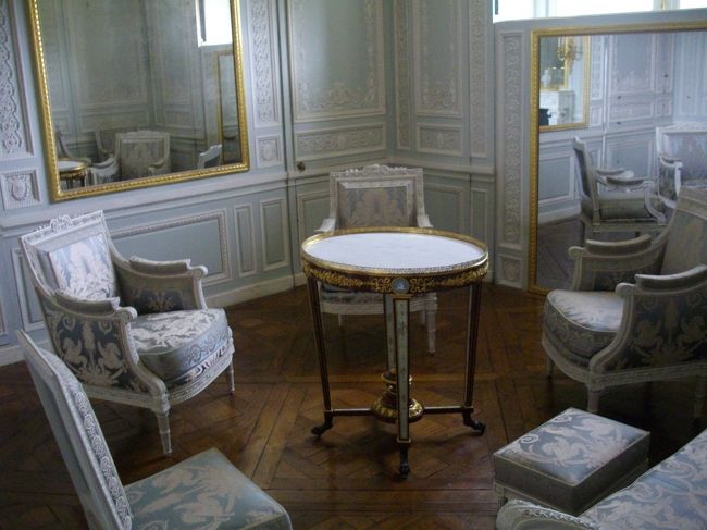 可愛らしい家具で揃えられたサロン。<br />マリー・アントワネットの好みなんでしょう。