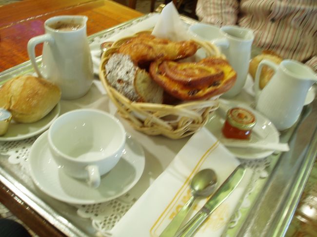 老舗カフェで朝食を！<br /><br />大好きなヴァヴァン（Vavin）駅そばの老舗カフェ。<br />今回はLa Coupole。<br />朝食セット（８．４０ユーロ×２人）を頼みました。<br /><br />カフェ「ラ・クーポール」の朝食セットは、温かい飲み物に、これでもかっという量のパン＋バター＋ジャムでした。<br /><br />あれっ、何か足りない？<br />メニュー（フランス語のみ）を見る。<br />周りのほかのお客さんを見る。<br />