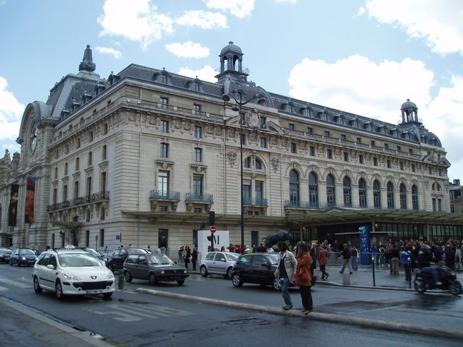 今日は５月の第一日曜日。ふふふっ。<br /><br />入館無料なオルセー美術館へ。<br />（メトロ１．６０ユーロ×２人）<br />タダだからなのかな？　大勢の人が〜。<br />小雨の中１時間くらい並んで、やっと入館しました。<br /><br />かつて駅だったという建物。内部も美しい。<br /><br />あんなにたくさんの人がいたのに。<br />内部は十分広く、結構、ゆっくり絵画を見ることができました。<br /><br />今は内部撮影禁止です。