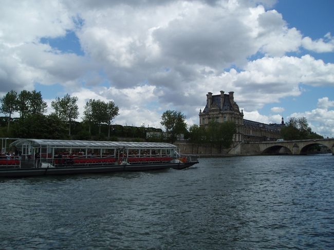 バトー・ビュスに乗りました。<br />（１日乗り放題券１３ユーロ×２人）<br /><br />どこまで乗って行くか決めていなかったのですが、美術館で歩き疲れてしまったので、とにかく座りたかったのです。<br /><br />ノートルダム？　植物園？？<br /><br />この日は天気が不安定。<br />（大雨だったり、陽が射していたり、、、。）<br />雨も降ってきたよ。　降りたくないね〜。<br /><br />ぐるっと戻って、エッフェル塔まで。<br /><br />セーヌ河の上から、オルセーを撮りました。
