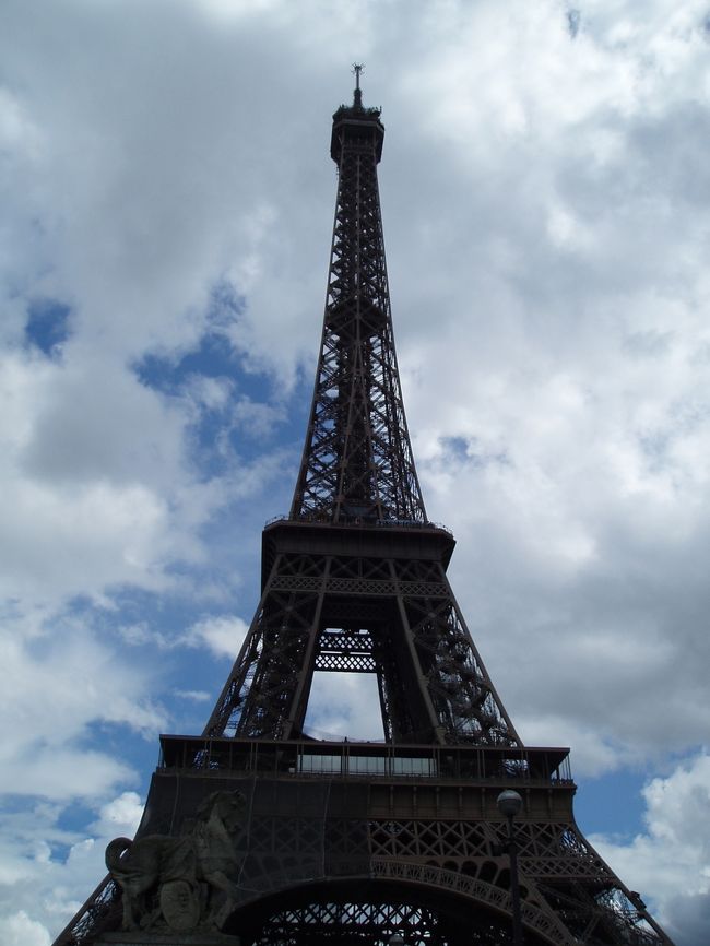 パリのシンボルを見ながら、ちょっと余計な感想を。<br /><br />　　　　※　　　　　　　※<br />オルセー美術館（だけじゃないですけど）。<br /><br />第一日曜日だけとはいえ、入館「無料」ですよ。<br />ルノワール、ゴッホ、マネ、モネ、ゴーギャン、ドガ、、<br />名画の数々。<br /><br />並ぶのを厭わなければ、誰でも見ることができる！<br />（ヨーロッパ各国では、そんに珍しいことではないとしても）やっぱり「すごいな、良いな」と思います。<br /><br />芸術を愛する国民の気持ち＆国の底力なのでしょう。<br /><br />（日本じゃ「仕訳」されちゃうのでは？　「無駄！」とかで、、）<br /><br /><br />