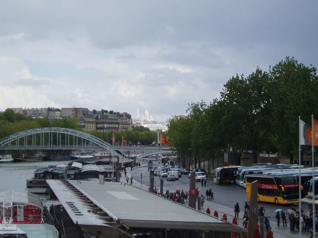 オルセー美術館には車いすの人や乳幼児を連れた人達専用（優先？）の入口がありますよね。<br />それ自体もとてもすばらしいのですが、、、<br /><br />今日の事。まだ、３０分くらい並ばなければならない位置で<br /><br />私たちの前に並んでいた女性。<br />乳母車を押していた友人から「私たちと一緒に入ろうよ（たぶん）」と誘われた。<br />「ルールだから待つわ。中で会いましょう（たぶん）」、と答えて、順番をまって入館していました。<br /><br />たいしたもんです。民度が高いというのでしょうか？<br />フランス人というか、パリ人らしいですよね。<br />（私の場合、友人と一緒なら優先入館しちゃうような気がします。）<br />　　　　<br />　　　　　※　　　　　　　※<br />モンマルトル方面。白亜のサクレクール寺院が見えます。<br /><br />