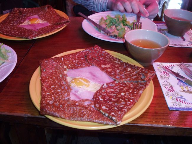 定番のハム・チーズ・卵を選択。<br />おいし〜い。思ったよりボリュームがありました。<br /><br />日曜日の中途半端な時間だったので、私たちが最初のお客さん。<br />後から入店してきた２人も、さくっと、１枚食べて出て行きました。<br /><br />だからというのもあるのでしょうが、ここのお店のウエイターさんはとても親切でした。<br /><br />シードルを飲む器についても、ニコニコ笑いながら説明してくれ、クレープを出すタイミングも聞いてくれました。<br />（パリじゃないみたいね〜！！）