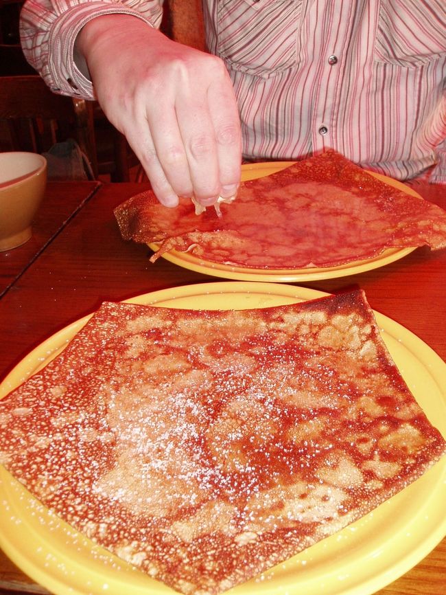 デザートクレープです。<br /><br />夫のはレモン＝シンプルでさっぱり。<br /><br />私のはリンゴの煮たものが入っています＝ちょっとパンチ不足かな。<br />夫の（絞った残りの）レモンをかけてみました。<br /><br />これを食べ終えたら、お腹が一杯になっちゃいました。<br /><br />夕食が食べられないよ〜。<br />（で、結局、食べませんでした。）