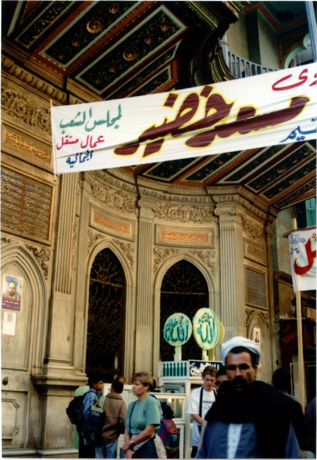 ＜ハンハ-リ市場＞<br /><br />歴史あるカイロの台所「ハンハ-リ市場」は人と物でごったがえしていた。<br /><br />胡散臭い巻物を広げるエジプト土産の定番「パピルス屋」を始め、「文房具屋」「スパイス屋」「肉屋」「八百屋」「服屋」等、ありとあらゆる物が売られている。<br /><br />