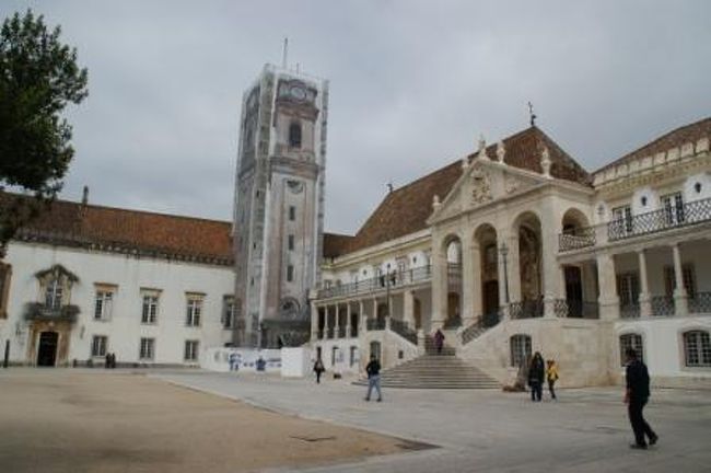 アズレージョの駅舎がきれいな、(5)アヴェイロの次は、(6)コインブラへ。<br />商業の街ポルトに次いで、第３の街コインブラは、文化の中心だそうです。<br />これは、旧大学。<br />ガイドブックによると、何と、１２９０年にリスボンで創立された大学が、１３０８年にコインブラに移転されたことに始まるそうです。<br />残念ながら、時計塔は工事中でしたが、味気ない工事の幕ではなく、時計塔の絵が描かれている幕でした。<br />これはこれで、珍しいかも。