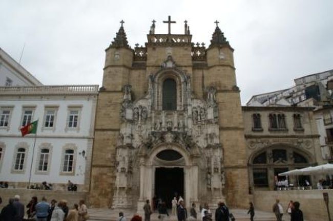 坂道を下っていった、サンタクルス修道院です。<br />ぐるぐる回っている家に、方向が分からなくなり、結局、ナビをウォーキングモードに切り替え、到着できました。<br />道が曲がっている上、徒歩でしか行けない道を、くねくねと歩いたため。<br />迷いながら、何とか到着。