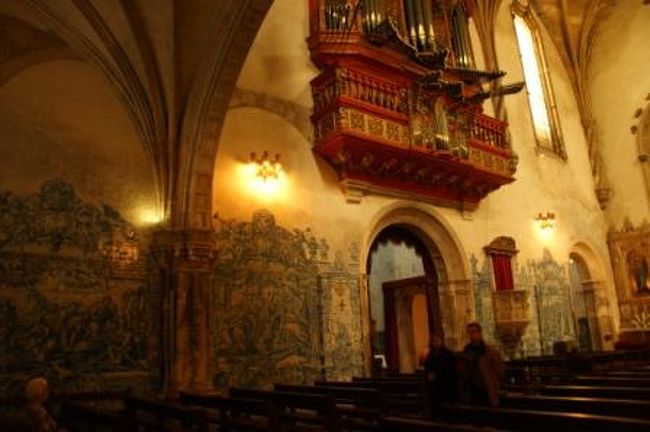 修道院の左右の壁面には、美しいアズレージョが。