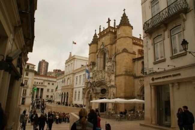 サンタクルス修道院と、その前の５月８日広場です。<br />サンタクルス修道院のむこうが、市庁舎です。