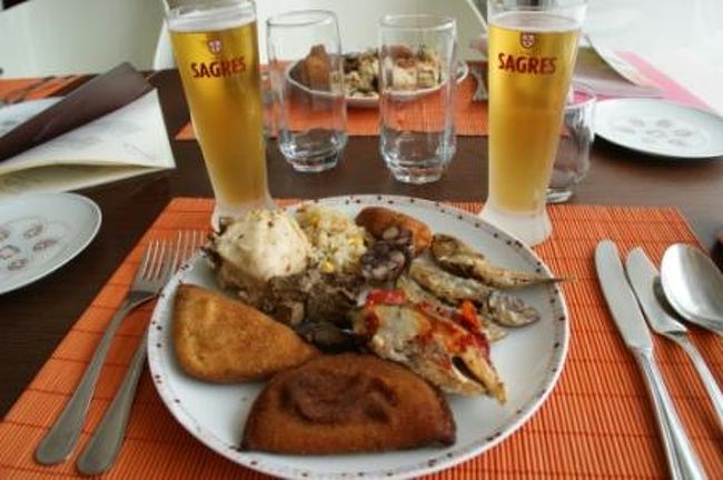 コインブラから、約１５ｋｍ南の、コニンブリガの遺跡へ。<br />こういった移動は、レンタカーに限ります。<br />バスを使うと、時間がかかるし、タクシーを使うと、お金がかかるし。<br />１３時になったので、遺跡へ到着後、ランチすることにしました。<br />お腹がすいたので、レストランへ行きましたが、メニューがなく、いくらなんだろう？と。<br />あっても、ポルトガル語で理解できません。<br />英語で聞いてみると、バッフェで、リーズナブルな値段でした。<br />特に、子供が、無料だったりして。<br />物価がやや安い上、ポルトガル料理のイワシのグリル、肉系、野菜系、コロッケなど、バッフェにしては、日本人の下にも合います。<br />下手なアルカルトメニューよりも、色々な種類を少しずつ食べられて、結構お値打ちでした。