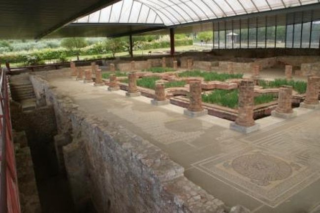 屋外の遺跡以外に、屋根付きの遺跡もありました。<br />噴水の館だそうです。<br />地下深く、掘られていますので、屋根がないと、雨水が溜まり、痛んでしまうのでしょうか。