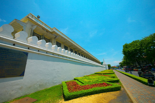 まずはメータータクシーで王宮＆ワットプラケオへ。<br /><br />バンコクの街のはずれから確か４０バーツくらいだったか。<br />UDDの占領エリアと軍の閉鎖エリアがあるせいで、BTSのNational Studium駅あたりからタクシーに乗りました。<br /><br />ちなみに、トゥクトゥクよりも、バイクタクシーよりも普通のメータータクシーの方が安いです。<br /><br />こんな感じの白い壁に囲まれています。