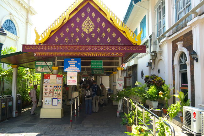入り口です。<br />ここで350B（約1000円）払って入ります。左側はタイ人専用で、タイ人は無料です。<br /><br />タイの物価を考えると、350Bってかなりの料金。<br /><br />タイは観光が経済にかなり影響を及ぼすんだなって思います。