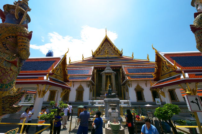 入るとまず本堂があります。