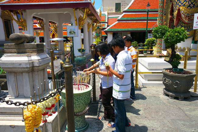 現地の方が祈ってます。