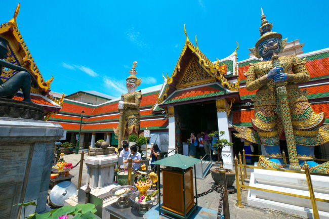 本堂の向かいには仁王みたいのが建ってます。