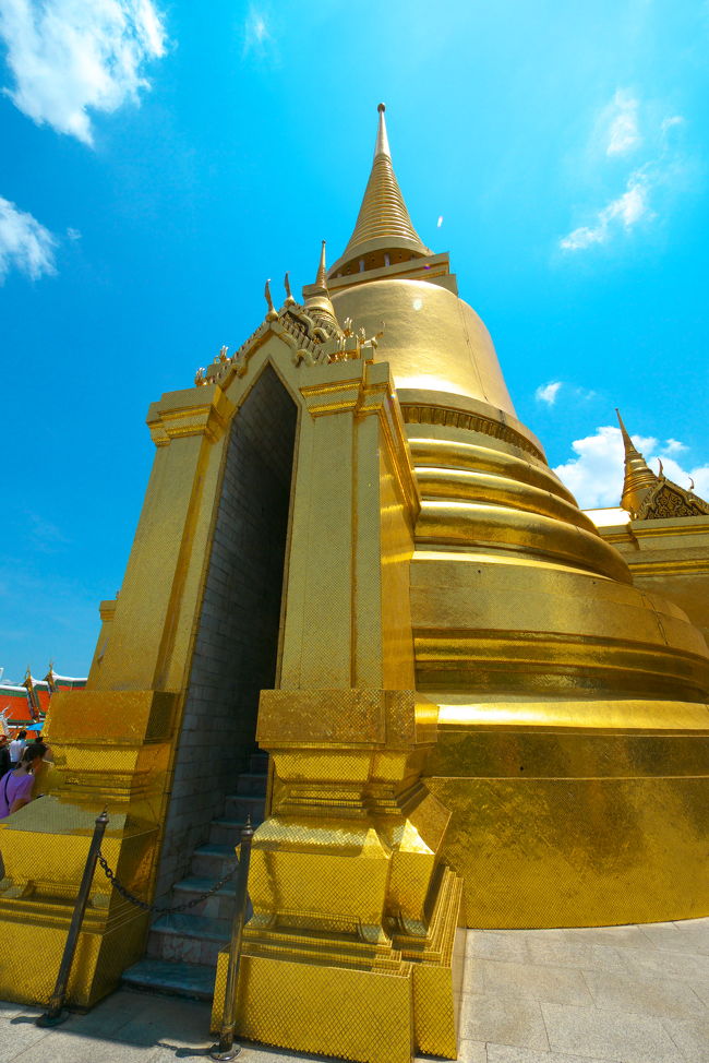 先に進むと、黄金の塔が。<br />プラ・シー・ラタナー・チェディというそうです。<br /><br />そういや、アユタヤにも塔があって、ワット・プラ・シー・サンペットって名前でした。<br /><br />「プラ・シー」って塔って意味なのかな？ 