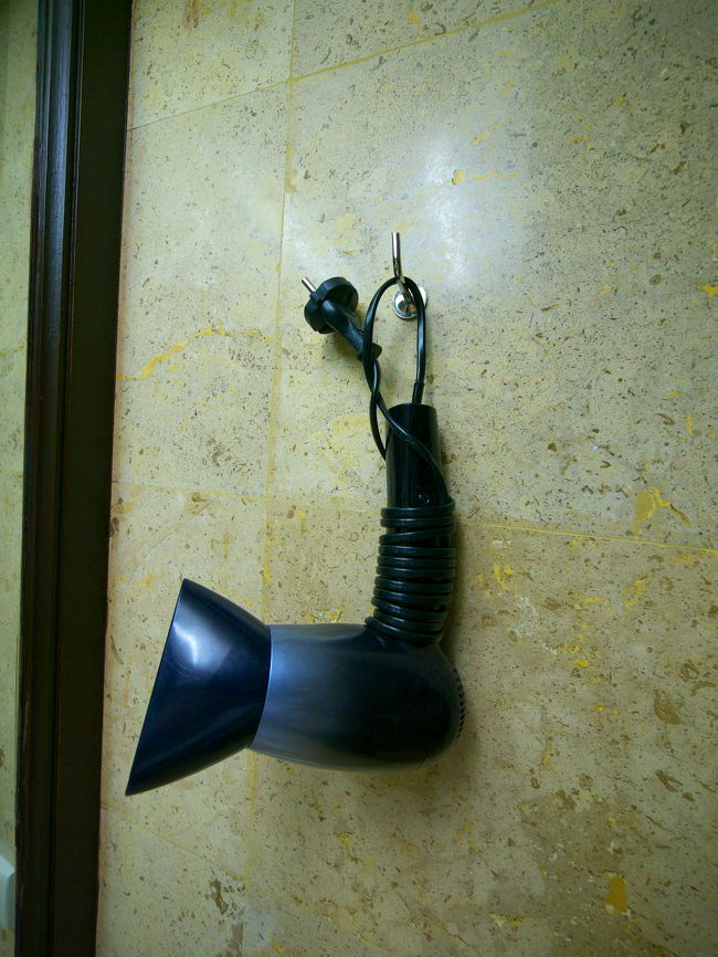 ドライヤーも古めかしい感じで。