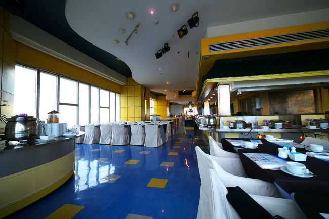 朝食会場は大変空いていました。やっぱり今は観光客は少ないんだ・・って思いました。