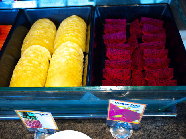 パイナップルとドラゴンフルーツ。<br /><br />ドラゴンフルーツは毒々しい色ですね。でも、色の割りにおいしいです。