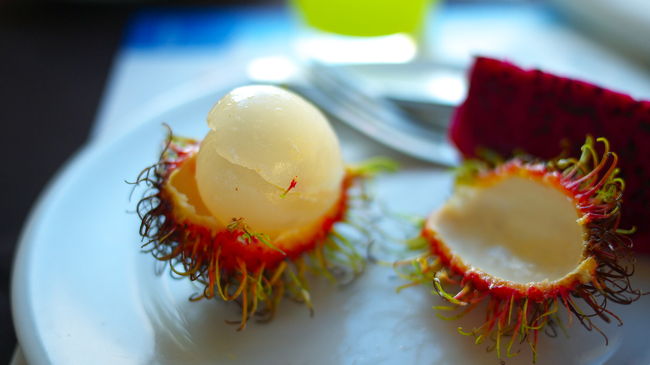 さっきのドラゴンフルーツと毛の生えた果物です。あけると、実のようなものがありました。まあまあの味です。