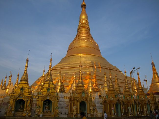 パヤー<br /><br />金ピカですが・・