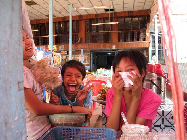 ヤンゴンに戻って、チャイティーヨーにバスで向かう途中、<br />暇な旅人にかまってくれたちびっ子達。