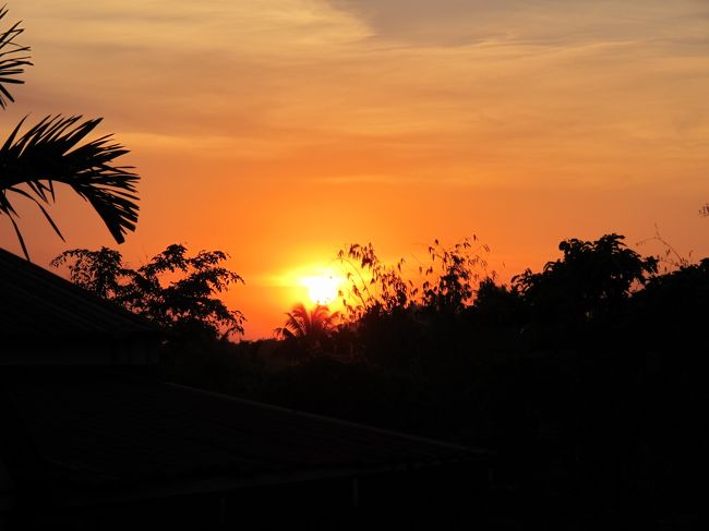 夕日。<br /><br />宿の塀に上って、撮りました。