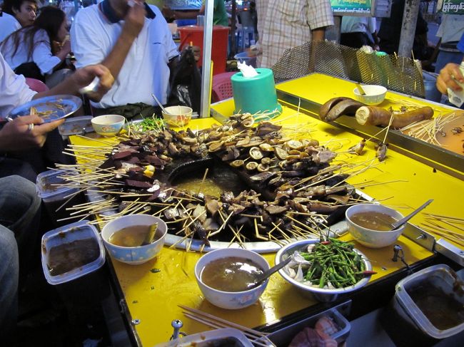 ヤンゴンに戻ってきて、屋台で。<br /><br />グロテスクですが、意外とイケました。<br /><br />モツとかを味噌みたいなのにつけて、鶏がらのスープと一緒に食べます。