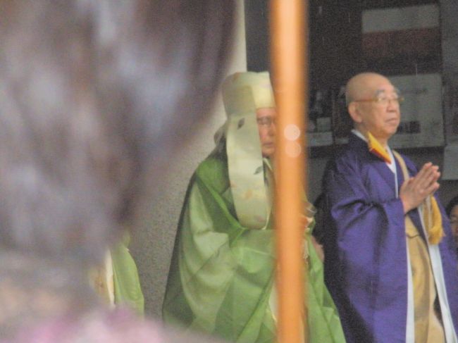 今日は雨の中、裏千家の偉い方が大仏様にお茶を立てて差し上げる日だったようです。お寺の住職も豪華な衣装で並んでいました。
