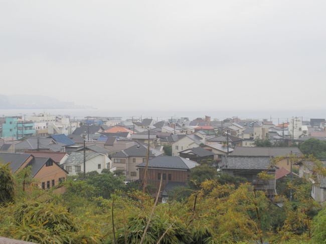 長谷寺から見た由比ガ浜方面。晴れたときにもう一度みたいところですね。
