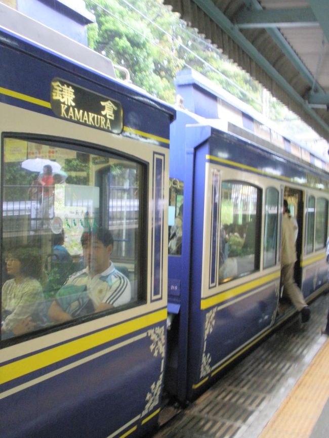 江ノ電に乗って移動です。中もかわいいです。