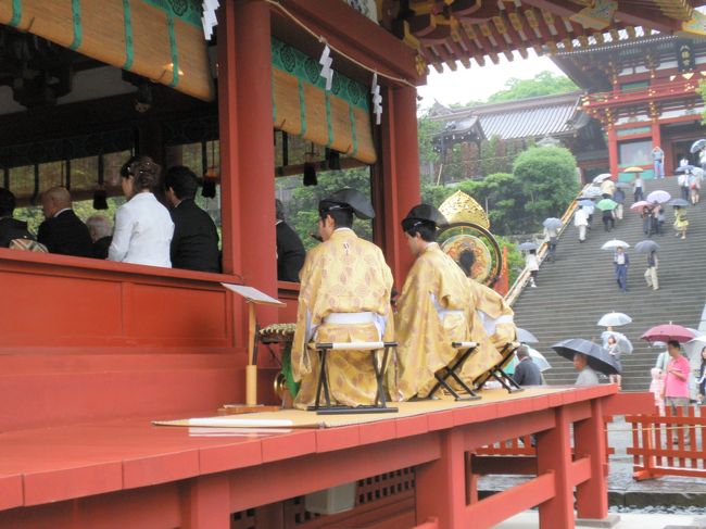 鶴岡八幡宮に来て見ると･･･結婚式の真っ最中。古典の世界です。音楽も･･･。