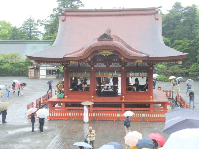 先ほどの結婚式はまだまだ続いているようです。