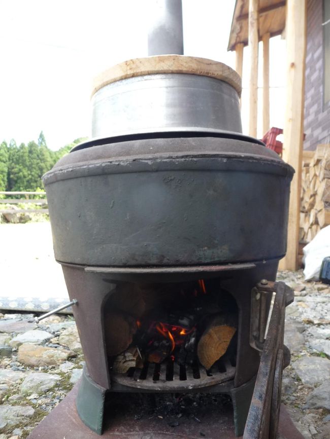 まずはお湯を・・・お釜で沸かします・・・