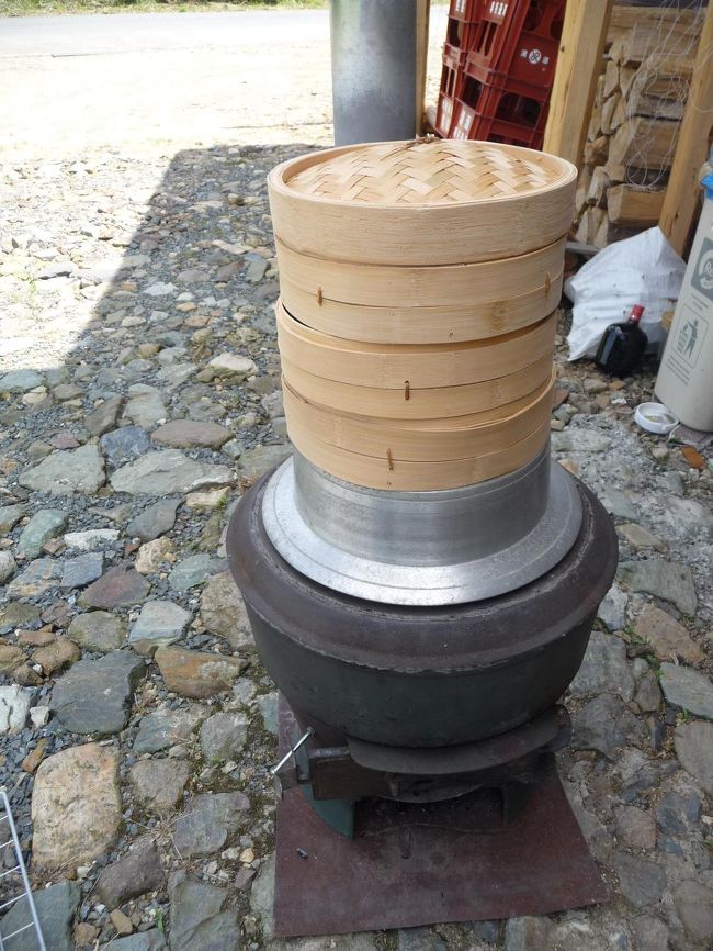 セイロを3段に積みました・・・2分で蒸しあがります・・・その間・・・上下に何回かカキマゼマス・。