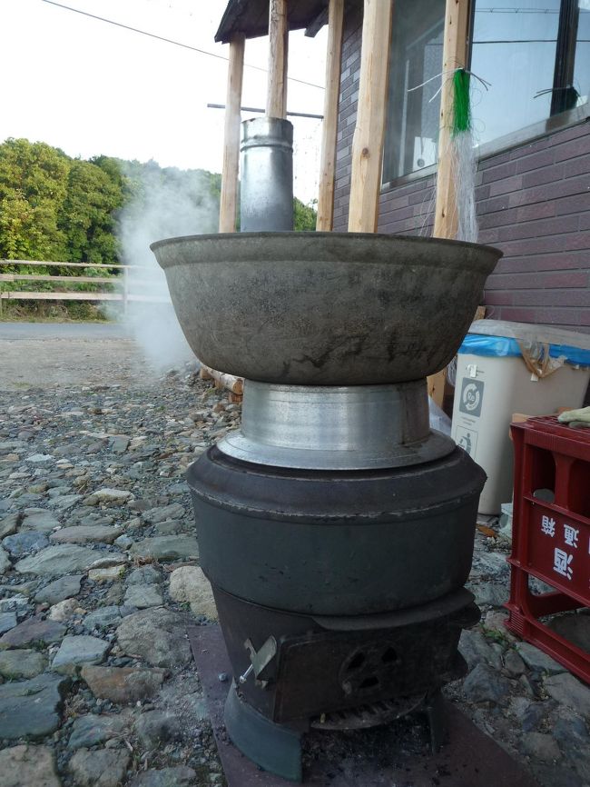 お釜さんの上に大鍋を置き・・・ホイロウの代わりです・・・お釜の蒸気で70度位に茶葉が・・・此処で揉み揉み約４時間<br /><br />疲れます・・・熱いです・・・