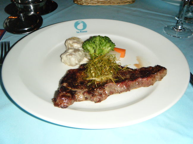 これは、パパのサーロインステーキです。　<br />私は、フィレステーキです。