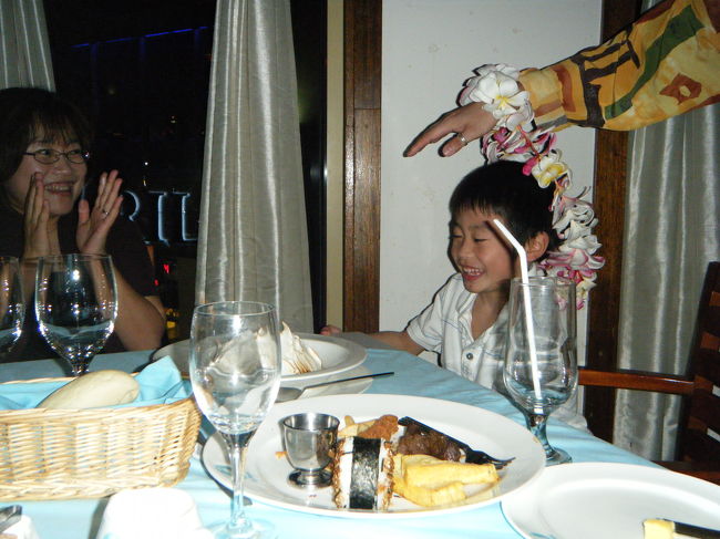 この日は子供の誕生日で、お祝いしてくれました。<br /><br />そろそろデザートというところで、店内が暗くなり、ピアノの演奏がハッピーバースデイに。<br />子供に、生花のレイとデザートをプレゼントしてくれました。