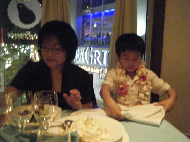 子供が、飽きてきてナプキンで何かを作ろうとしています。折り紙が好きなのですが、なかなか折り目がつかないので難しいようです。