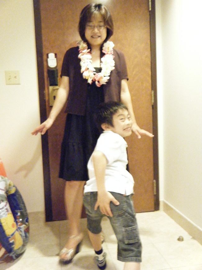 ディナーが終わったのが8時半、買い物がしたくてマイクロネシアモールに行こうと、何時までオープンしてるか調べると9時までとのこと。じゃあ、11時までやっているDFSに行こうということになり、いきました。<br /><br />部屋に戻り、子供のレイを借りて記念撮影。すごくいい香りでした。<br /><br />このあと小腹が空いたので、ラーメンを食べに行きました。<br /><br />3日目に続きます。