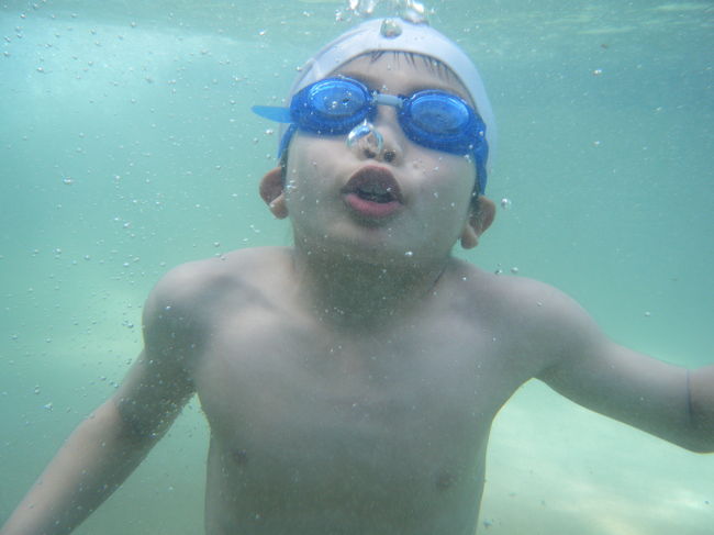 朝食は朝マックでした。ライスのセットがあり、意外と美味しいかも。結構込んでいました。<br /><br />この日は朝から、プールです。