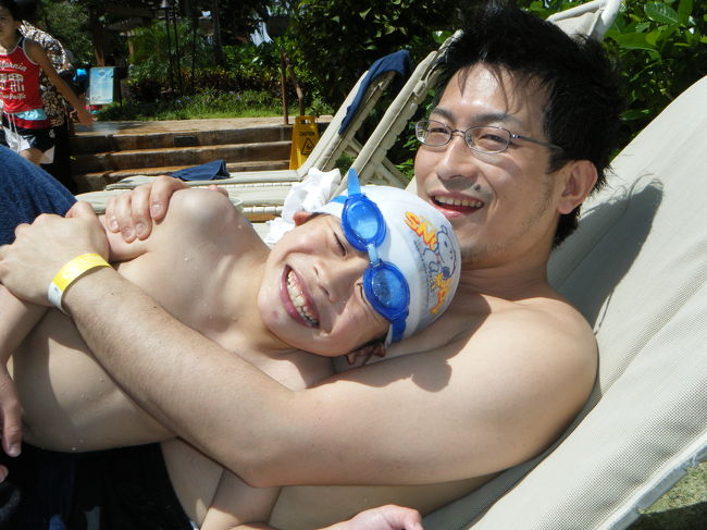 子供は、放っておくとずっとプールに入っていて唇が紫になるので、こまめに休憩を取ります。